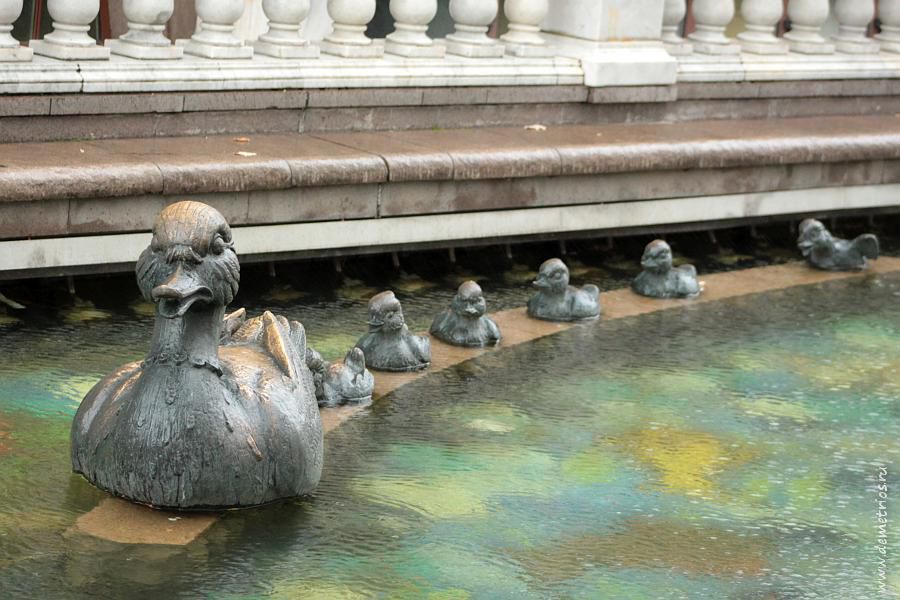 Скульптура утка с утятами, Охотный Ряд, Москва