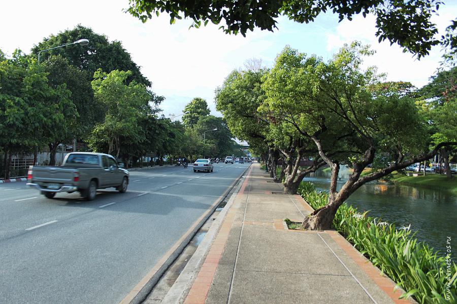 Дорога вдоль Старого Города в Чианг Мае
