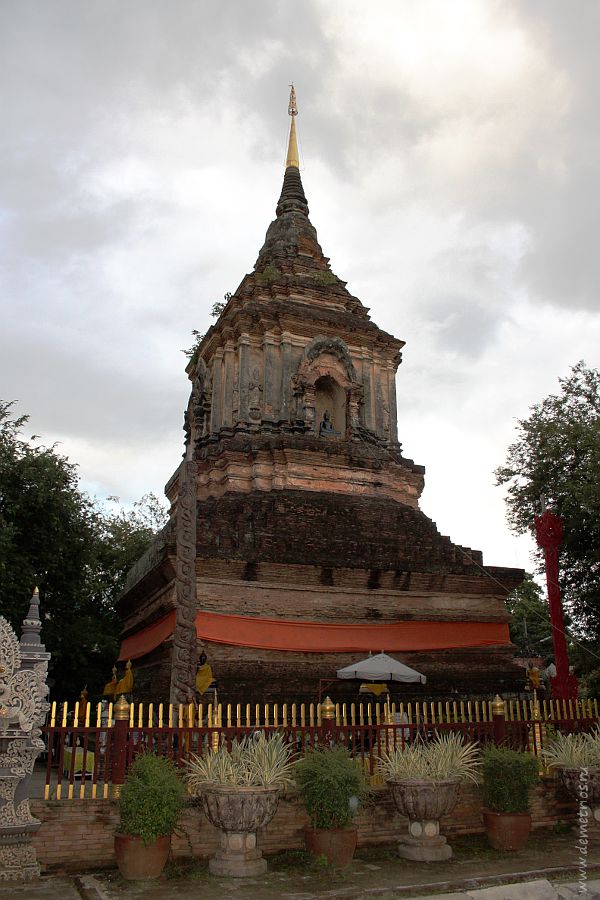 Чеди в храме Wat Lok Moli, Чианг Май