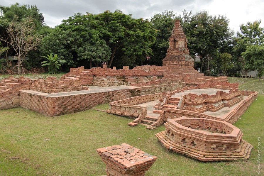 Элемент королевского дворца Wat Pu Pia Древнего Города Wiang Kum Kam в Чианг Мае