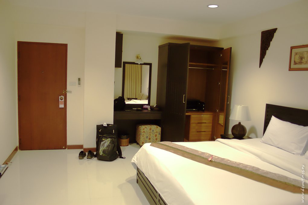 Шкафы и столы True Siam Hotel