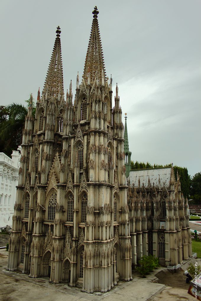 Копия Кёльнского собора в парке Mini Siam, Паттайя