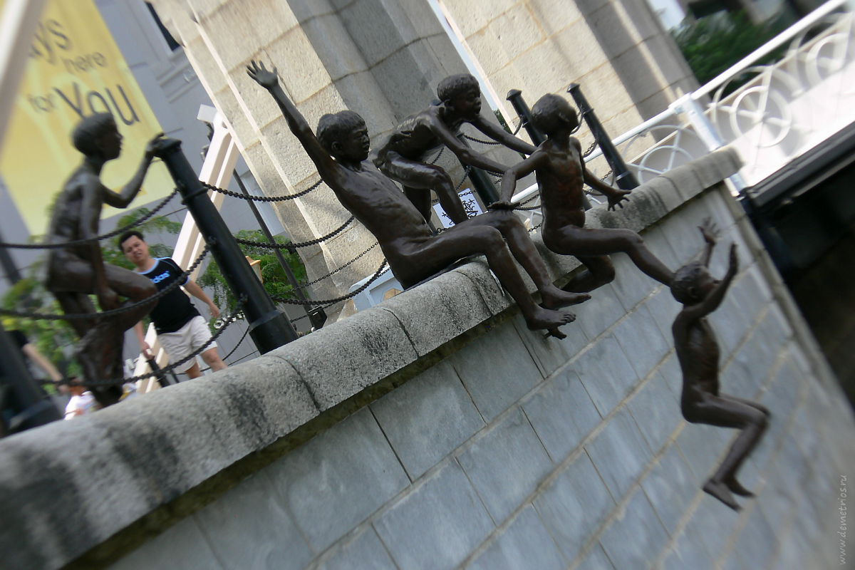 Сингапур Скульптура скульптура прыгающие в реку дети мальчики, Singapore 5 boys jumping into the river