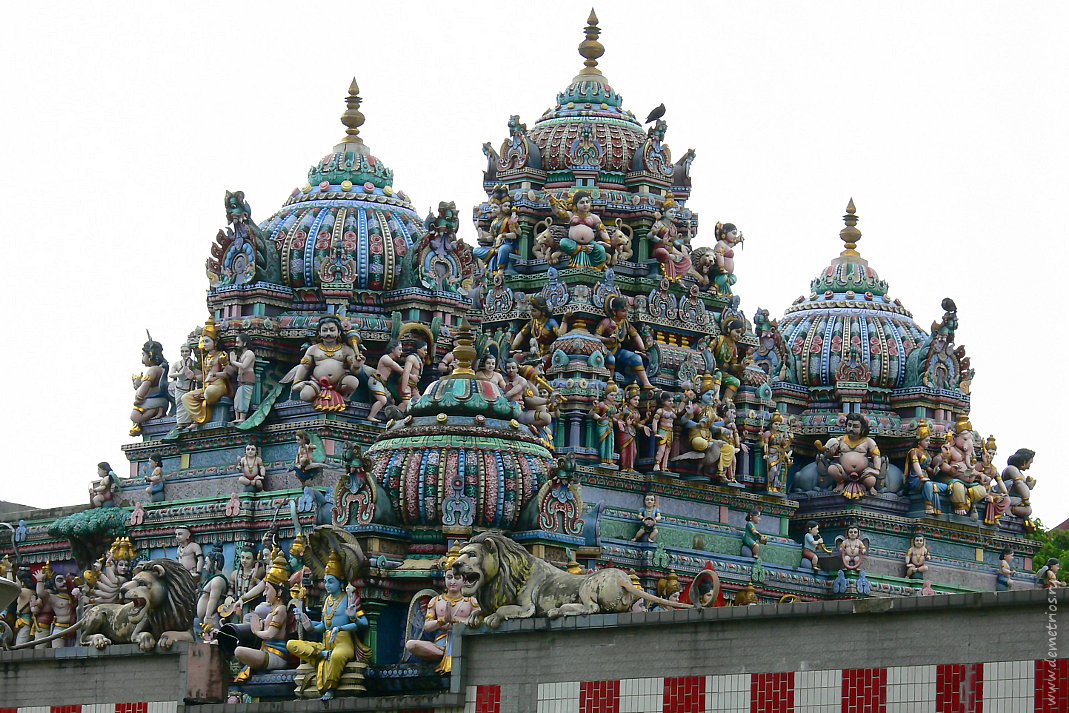 Сингапур. Маленькая Индия. Крыша индуистского храма. Singapore. Little India. Hinduist temple roof