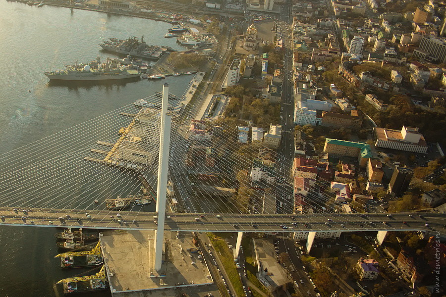 вид на центр Владивостока и Золотой Мост с вертолета