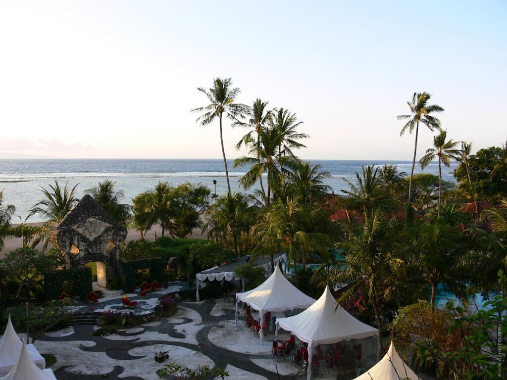 Рассвет на Бали. Вид с балкона Inna Grand Bali Beach Hotel.