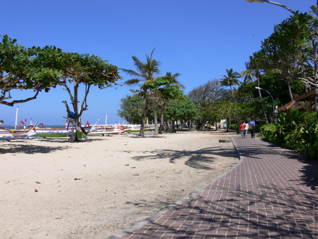 Морской берег отеля Inna Grand Bali Beach Hotel