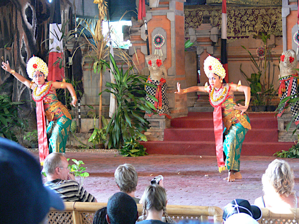 Бали. Bali. Barong and Kris Dance. Танцовщицы